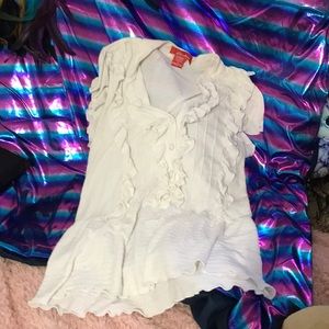 Shirt with buttons and rushed details